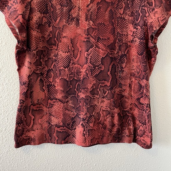White House Black Market Women's T-Shirt Size L Red Snakeskin Print Pima Cotton - Picture 4 of 12
